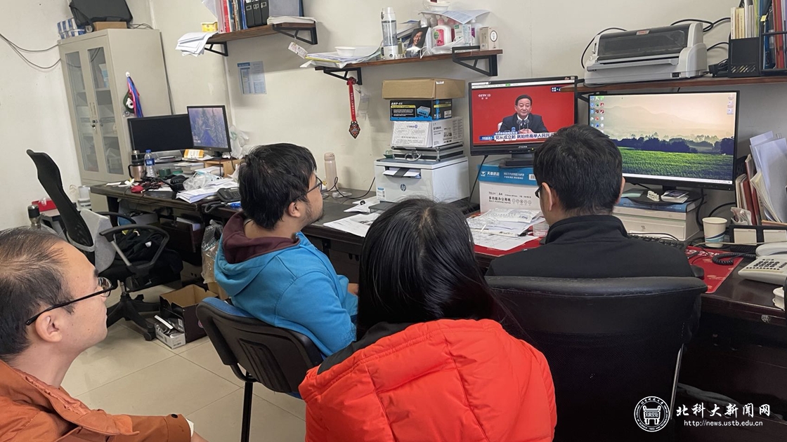 fdefb91711f83e63f0d49df629ac31d7.jpg 新闻配图4.机器人工程实践基地集中观看_副本.jpg